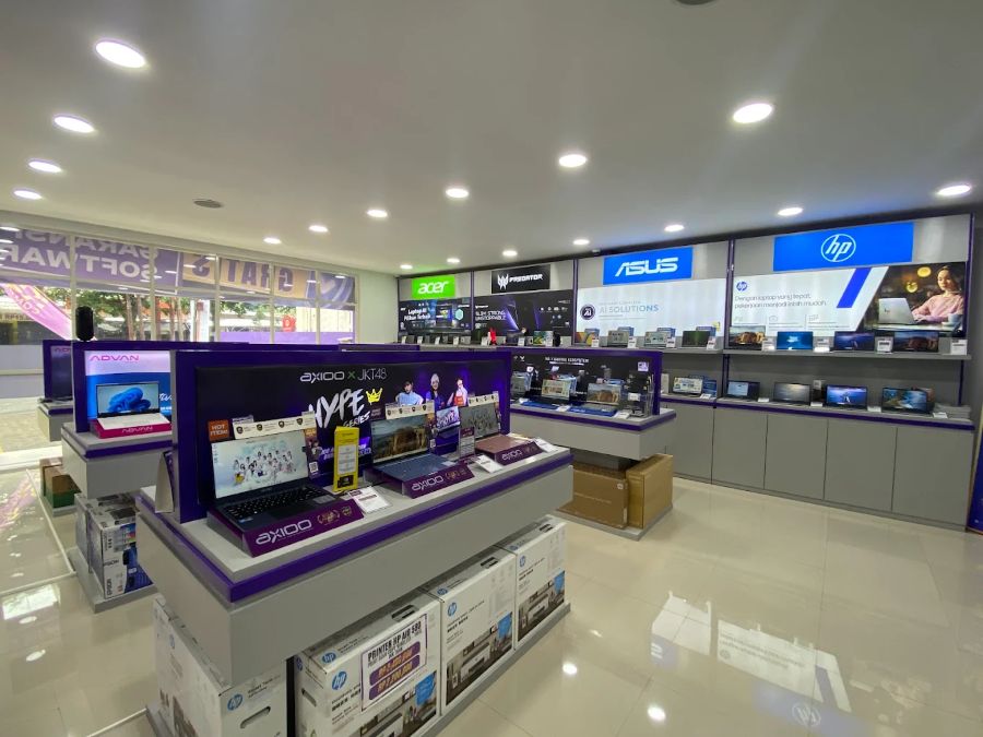 Interior toko KLA Computer Babatan dengan display laptop dan produk lengkap