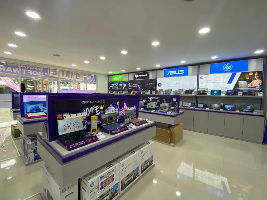 Interior toko KLA Computer Babatan dengan display laptop dan produk lengkap