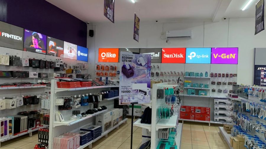 Interior toko KLA Computer Cirebon dengan display laptop dan produk lengkap