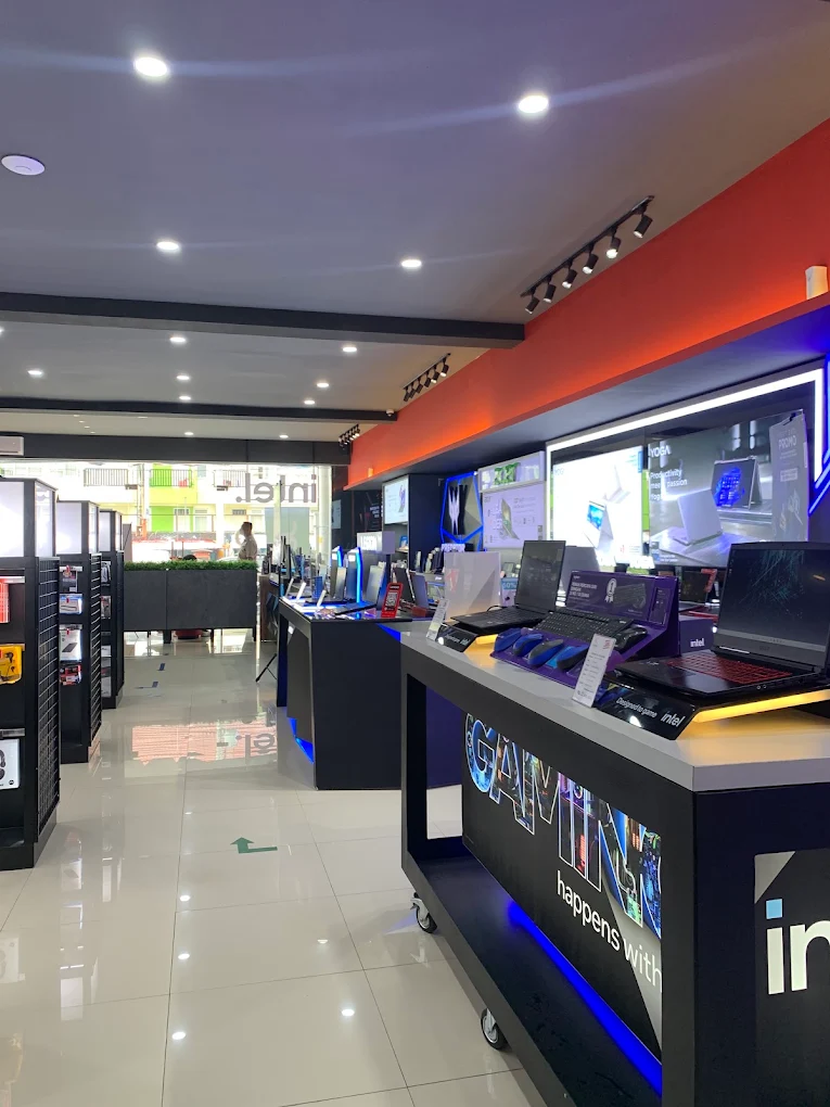 Interior toko KLA Computer Jogja dengan display laptop dan produk lengkap