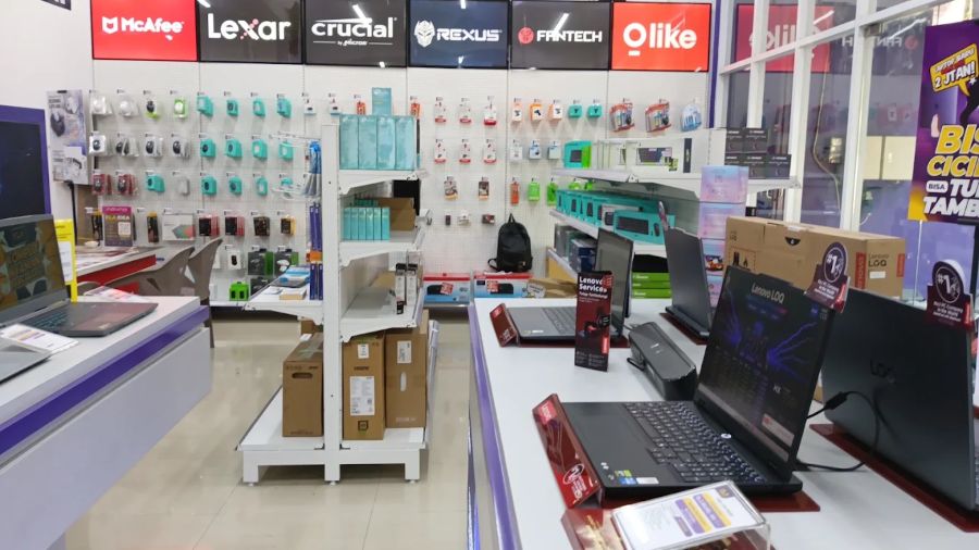 Interior toko KLA Computer Kediri dengan display laptop dan produk lengkap
