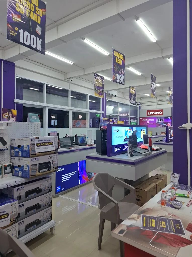 Area dalam toko KLA Computer Kediri