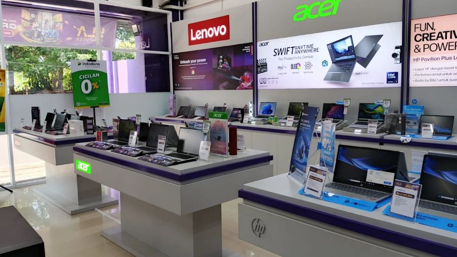 Interior toko KLA Computer Mojokerto dengan display laptop dan produk lengkap