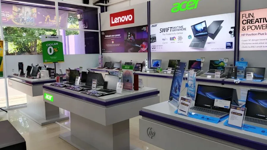 Interior toko KLA Computer Mojokerto dengan display laptop dan produk lengkap