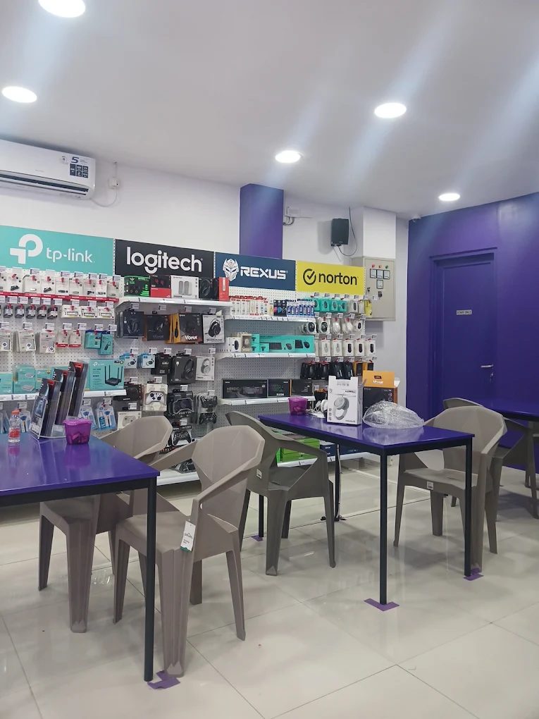 Area dalam toko KLA Computer Mojokerto