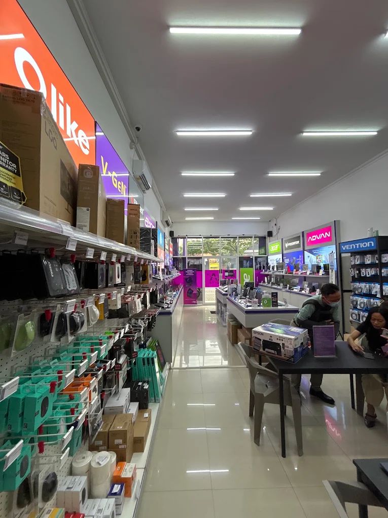 Interior toko KLA Computer Ngaliyan dengan display laptop dan produk lengkap