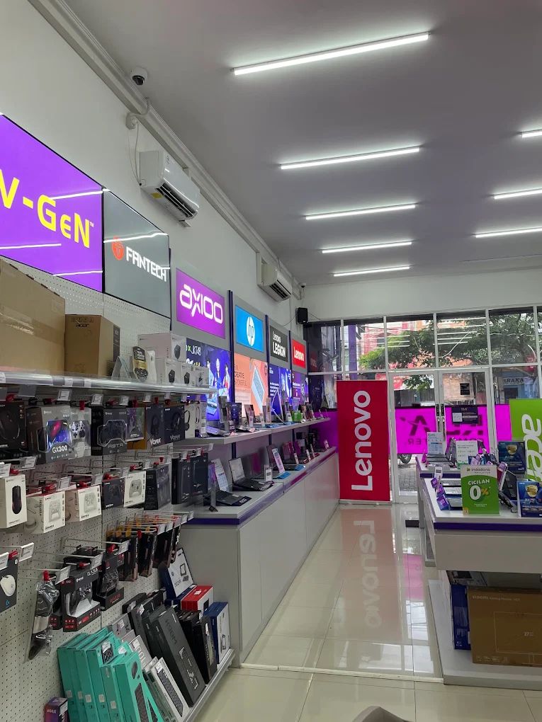 Area dalam toko KLA Computer Ngaliyan