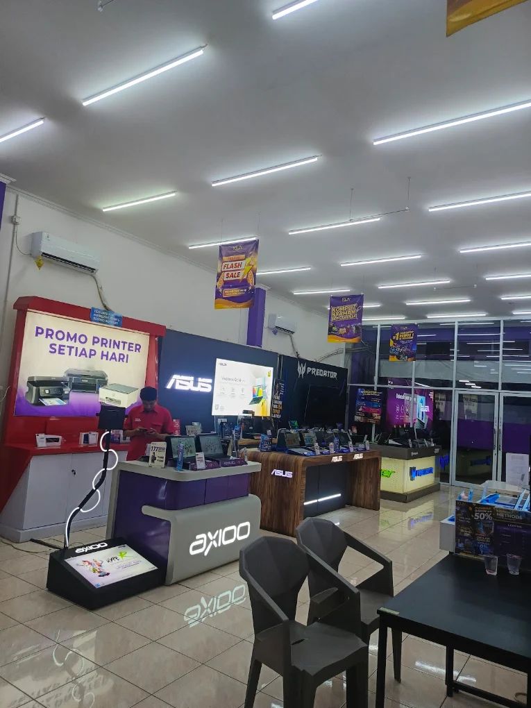 Interior toko KLA Computer Pekalongan dengan display laptop dan produk lengkap