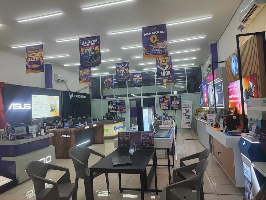 Area dalam toko KLA Computer Pekalongan