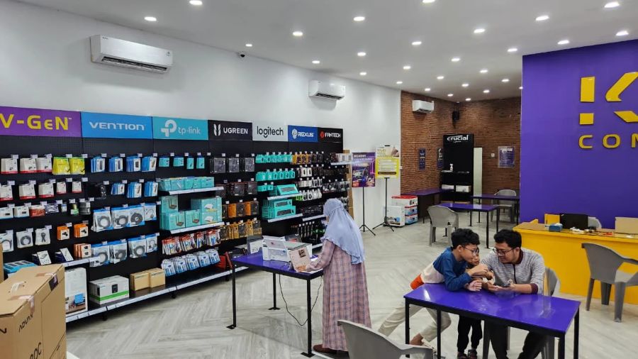 Interior toko KLA Computer Purwokerto dengan display laptop dan produk lengkap