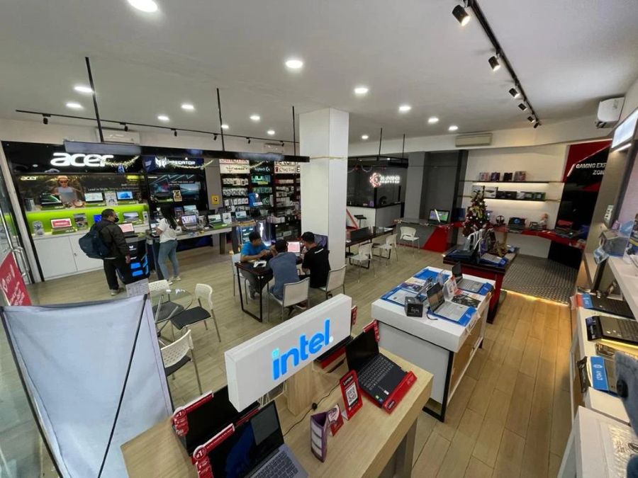 Interior toko KLA Computer Semarang dengan display laptop dan produk lengkap