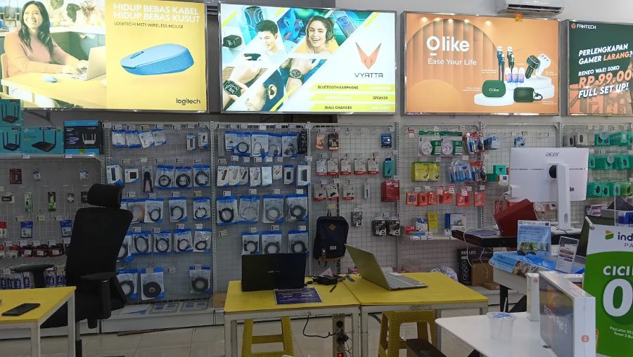 Interior toko KLA Computer Slawi dengan display laptop dan produk lengkap