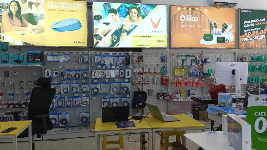 Interior toko KLA Computer Slawi dengan display laptop dan produk lengkap