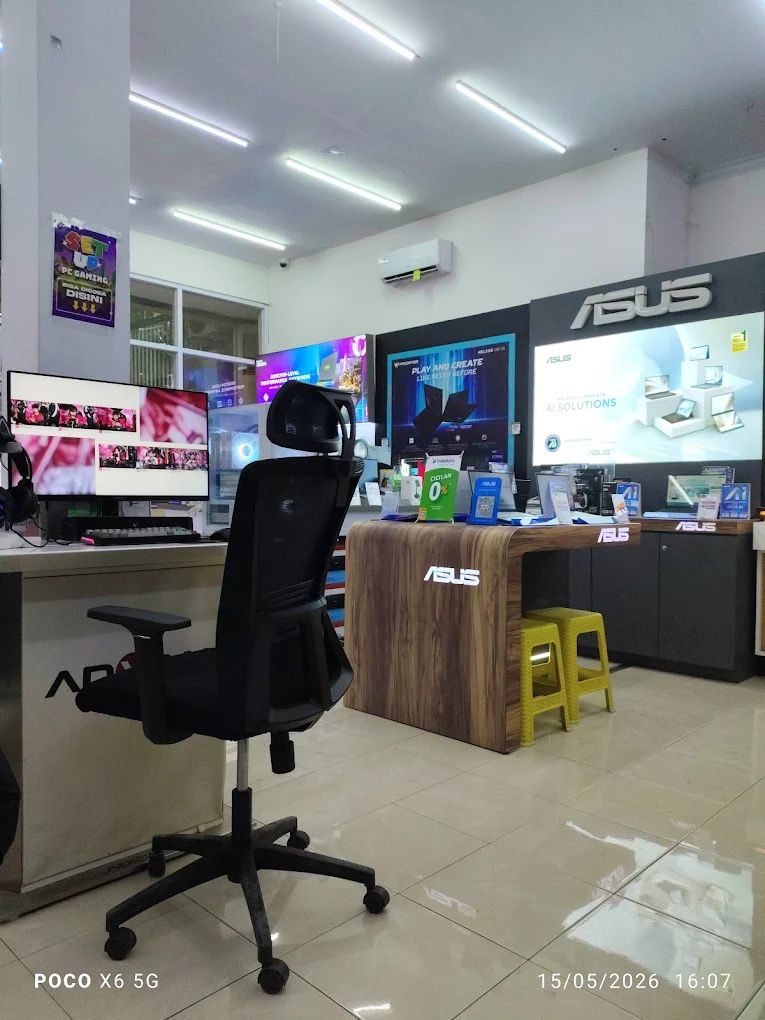 Area dalam toko KLA Computer Slawi