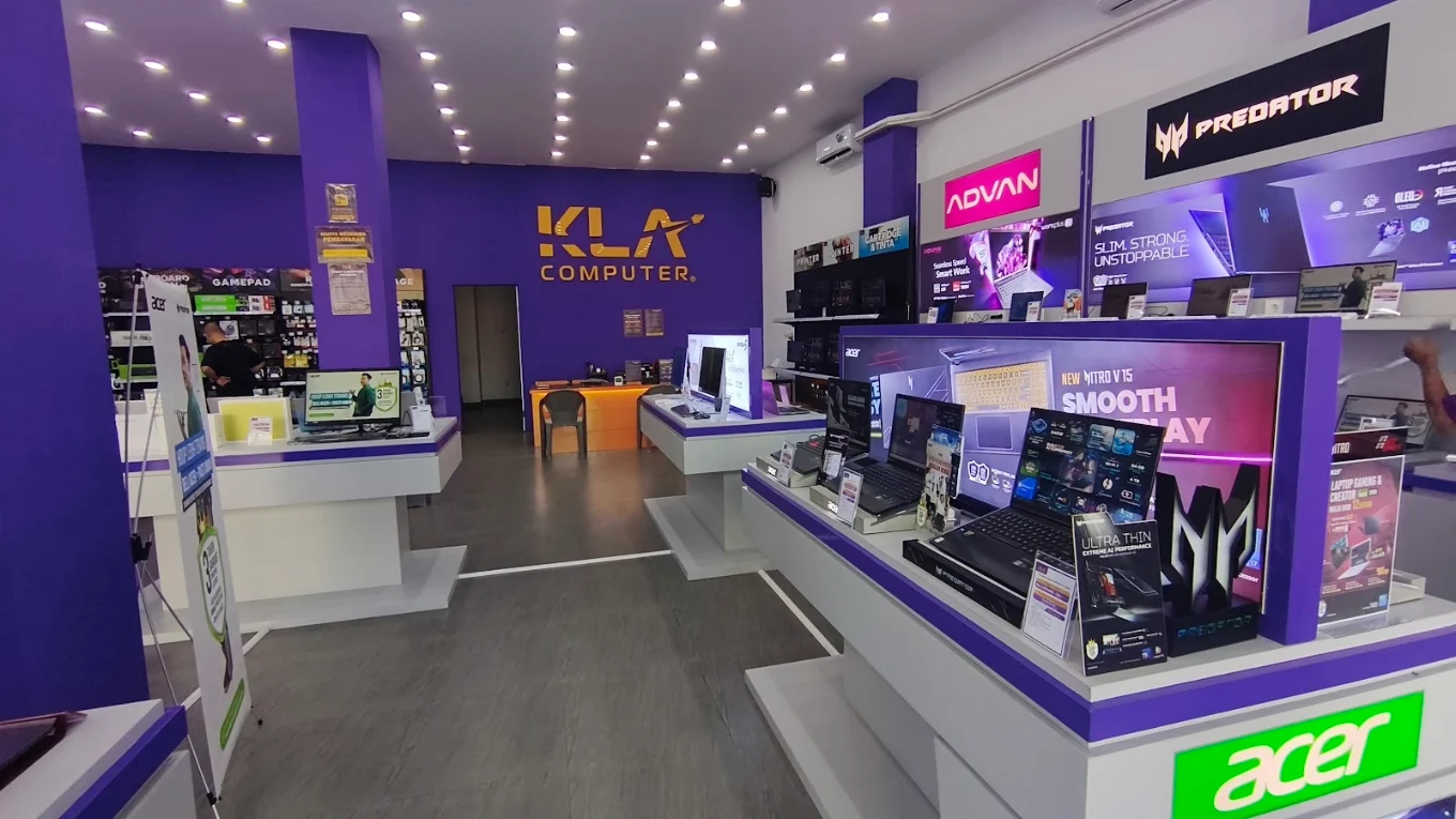 Interior toko KLA Computer Solo dengan display laptop dan produk lengkap