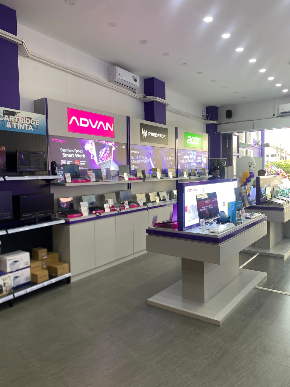 Area dalam toko KLA Computer Solo