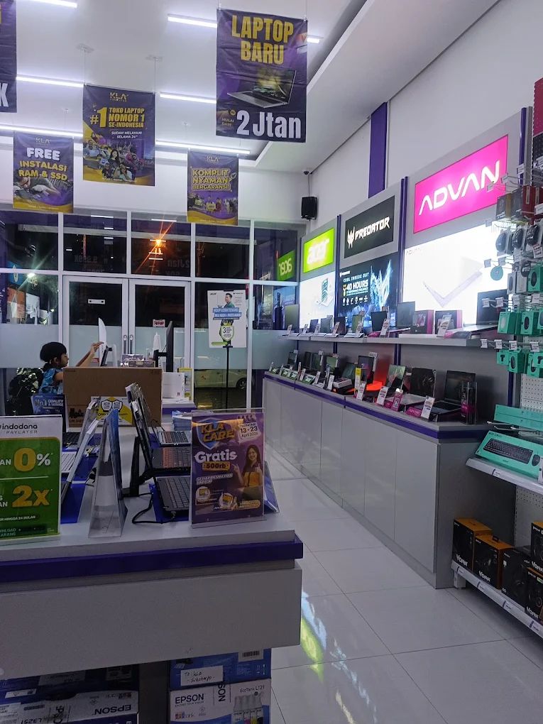 Interior toko KLA Computer Sukoharjo dengan display laptop dan produk lengkap