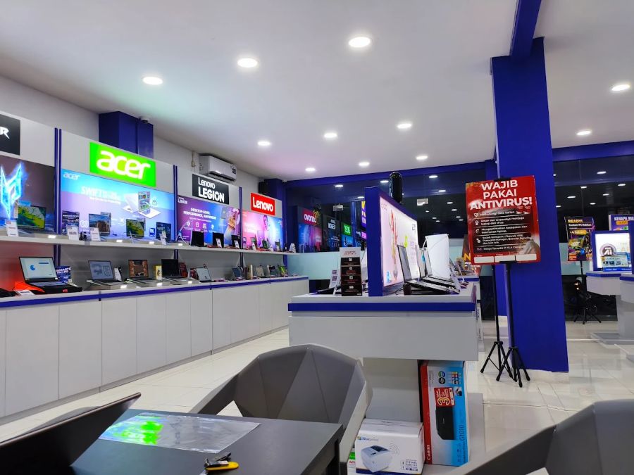 Interior toko KLA Computer Surabaya MERR dengan display laptop dan produk lengkap