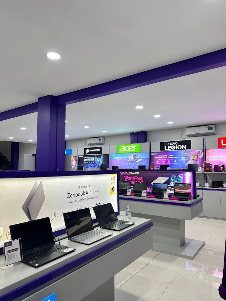 Area dalam toko KLA Computer Surabaya MERR