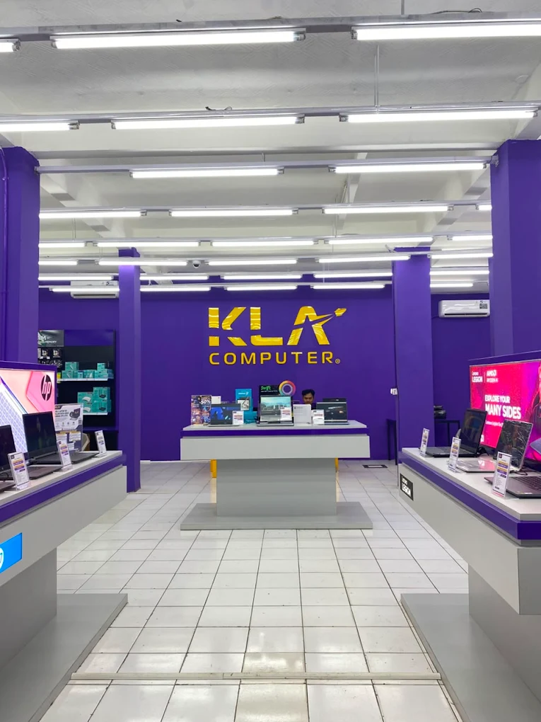 Interior toko KLA Computer Tasikmalaya dengan display laptop dan produk lengkap