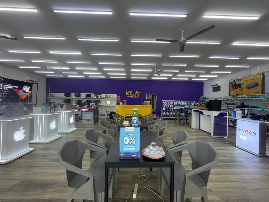 Interior toko KLA Computer Tegal dengan display laptop dan produk lengkap