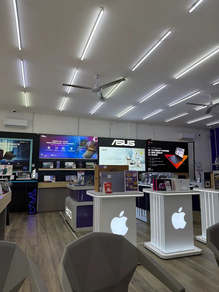 Area dalam toko KLA Computer Tegal