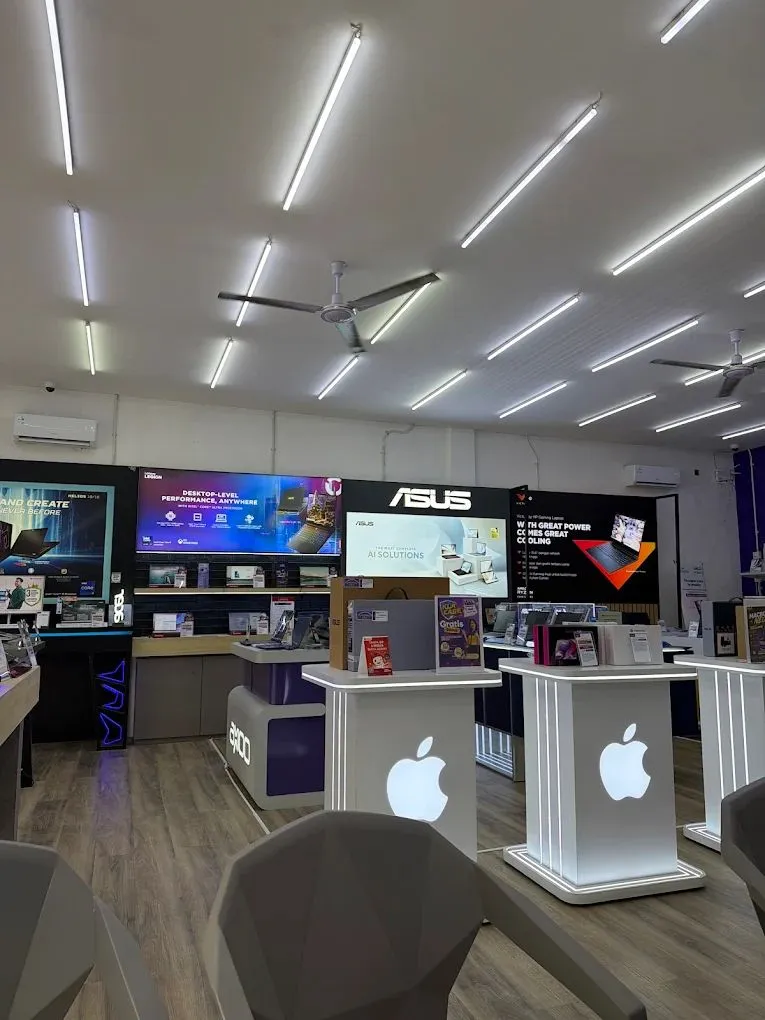 Area dalam toko KLA Computer Tegal